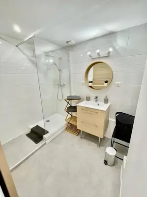 Salle de bains dans l'établissement Joli studio Cozy tout équipé Hyper Centre Saintes