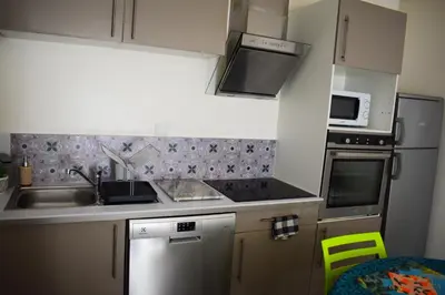Cuisine ou kitchenette dans l'établissement Logement cozy proche du centre-ville