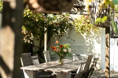 Plan de l'établissement La Jolie Longère Fleurie Lodge avec piscine et jardin