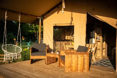 Coin salon dans l'établissement La Jolie Longère Fleurie Lodge avec piscine et jardin