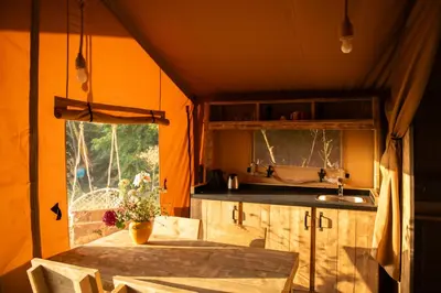 Cuisine ou kitchenette dans l'établissement La Jolie Longère Fleurie Lodge avec piscine et jardin