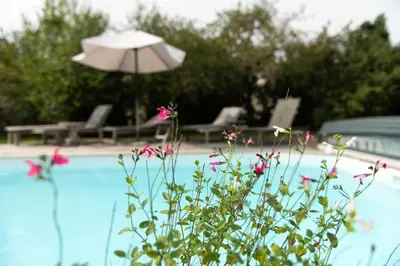Piscine de l'établissement La Jolie Longère Fleurie Roulotte avec piscine et grand jardin ou située à proximité