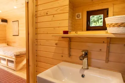Salle de bains dans l'établissement La Jolie Longère Fleurie Roulotte avec piscine et grand jardin