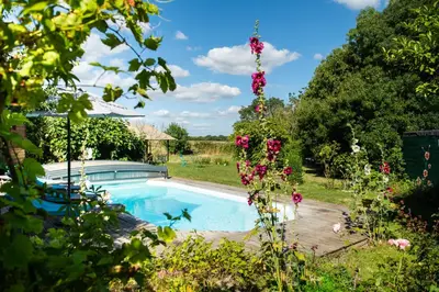 Piscine de l'établissement La Jolie Longère Fleurie Roulotte avec piscine et grand jardin ou située à proximité