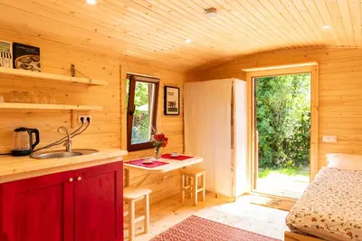Cuisine ou kitchenette dans l'établissement La Jolie Longère Fleurie Roulotte avec piscine et grand jardin