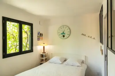 Un ou plusieurs lits dans un hébergement de l'établissement La Jolie Longère Fleurie Tiny house avec piscine et jardin