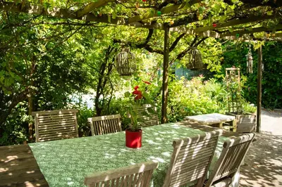 Jardin de l'établissement La Jolie Longère Fleurie Tiny house avec piscine et jardin