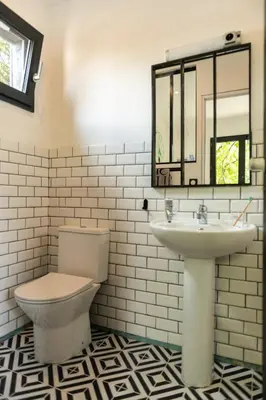 Salle de bains dans l'établissement La Jolie Longère Fleurie Tiny house avec piscine et jardin