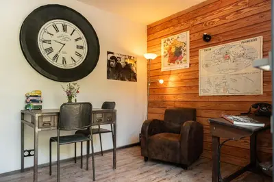 Coin salon dans l'établissement La Jolie Longère Fleurie Tiny house avec piscine et jardin