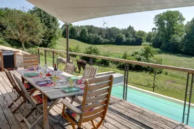 Piscine de l'établissement Le Petit Paradis ou située à proximité