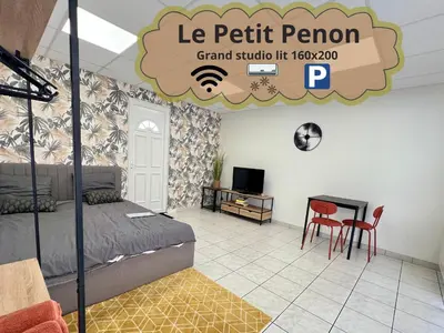 Télévision ou salle de divertissement dans l'établissement Le petit Penon ~ T1 Bis avec parking /clim /Fibre