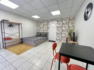 Coin salon dans l'établissement Le petit Penon ~ T1 Bis avec parking /clim /Fibre