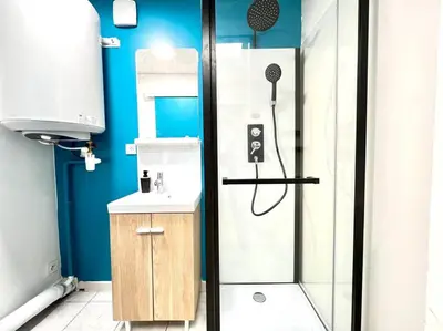 Salle de bains dans l'établissement Le petit Penon ~ T1 Bis avec parking /clim /Fibre