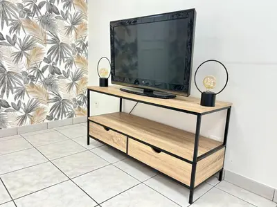 Télévision ou salle de divertissement dans l'établissement Le petit Penon ~ T1 Bis avec parking /clim /Fibre