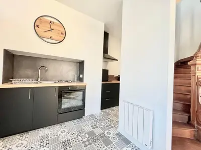 Cuisine ou kitchenette dans l'établissement La Ribaudière Maison de ville à 5 min Futuroscope
