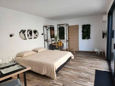 Un ou plusieurs lits dans un hébergement de l'établissement Cocon pour 2 avec jacuzzi