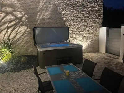 Télévision ou salle de divertissement dans l'établissement Cocon pour 2 avec jacuzzi