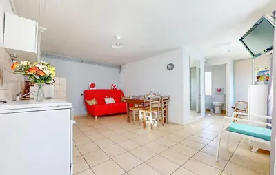 Télévision ou salle de divertissement dans l'établissement Cozy Home In Montmorillon With Wi-Fi