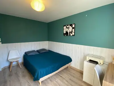 Un ou plusieurs lits dans un hébergement de l'établissement Maison chic avec Jacuzzi & Jardin Paisible