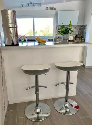 Cuisine ou kitchenette dans l'établissement Maison chic avec Jacuzzi & Jardin Paisible