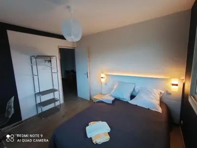 Un ou plusieurs lits dans un hébergement de l'établissement Chez Jean-Claude, vue panoramique au réveil