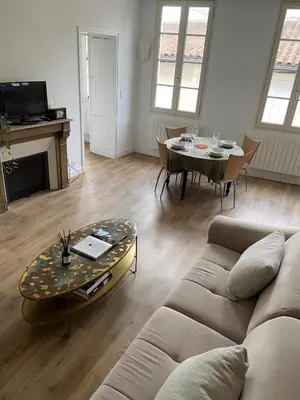 Coin salon dans l'établissement Magnifique appartement - Hyper centre Vieux Cognac