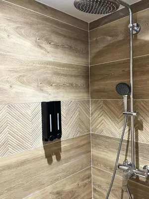 Salle de bains dans l'établissement T2 moderne totalement rénové, hypercentre Rochefort, arrivée autonome
