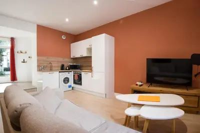 Cuisine ou kitchenette dans l'établissement T2 moderne totalement rénové, hypercentre Rochefort, arrivée autonome
