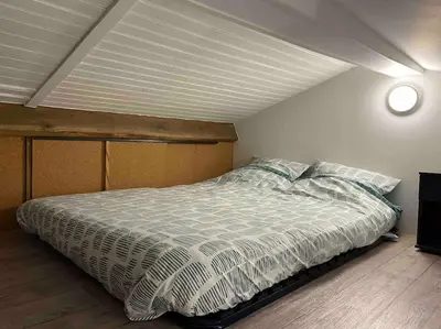 Un ou plusieurs lits dans un hébergement de l'établissement Joli loft rénové