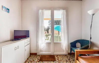 Télévision ou salle de divertissement dans l'établissement Pet Friendly Home In Saint-Savinien