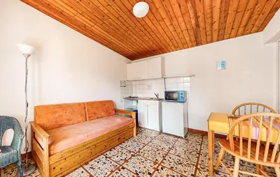 Cuisine ou kitchenette dans l'établissement Pet Friendly Home In Saint-Savinien