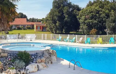 Piscine de l'établissement Pet Friendly Home In Saint-Savinien ou située à proximité