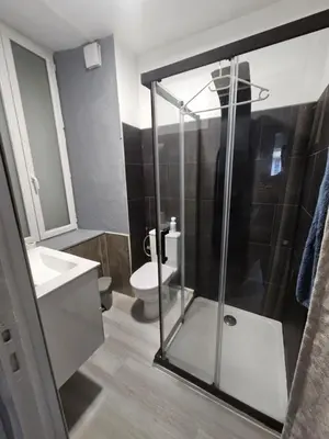 Salle de bains dans l'établissement Sarl la famille 2
