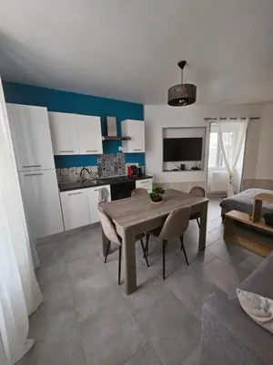 Cuisine ou kitchenette dans l'établissement Sarl la famille 2