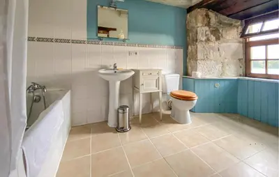 Salle de bains dans l'établissement Lovely Home In Chiché