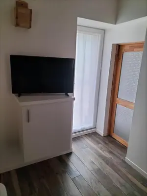 Télévision ou salle de divertissement dans l'établissement Logement entier 3 pièces et terrasse