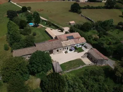 Vue panoramique sur l'établissement Les Gîtes de la Roche Élie