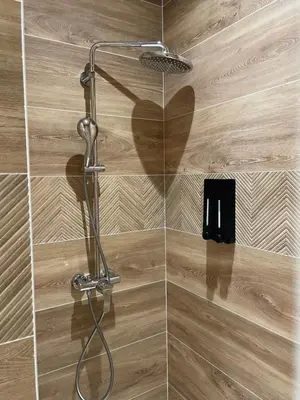 Salle de bains dans l'établissement Le Scalaire, T2 totalement rénové, hypercentre Rochefort, arrivée autonome