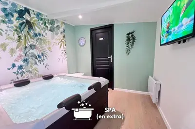 Télévision ou salle de divertissement dans l'établissement LA FEUILLERAIE N2-Standingappart-Wifi-Proche ville