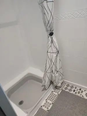 Salle de bains dans l'établissement Charmante maison près du Futuroscope