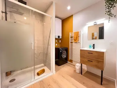 Salle de bains dans l'établissement LA FEUILLERAIE N1-Standingappart-Wifi-proche ville