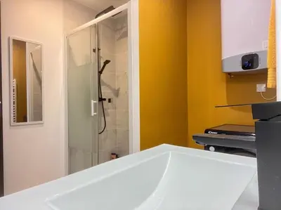 Salle de bains dans l'établissement LA FEUILLERAIE N1-Standingappart-Wifi-proche ville