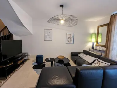 Plan de l'établissement Maison spacieuse avec terrasse, proche CNDBI, idéale pour familles et événements, animaux acceptés. - FR-1-653-249