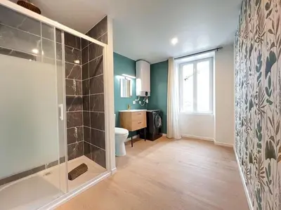 Salle de bains dans l'établissement MAISON LA FEUILLERAIE-8 personnes-standing Appart