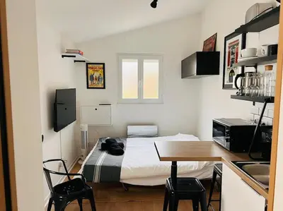 Cuisine ou kitchenette dans l'établissement La Petite Grange - 5 mn gare SNCF - Wifi & Netflix