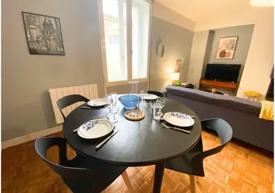 Télévision ou salle de divertissement dans l'établissement Le 107 - Poitiers - CHU - La Conciergerie.