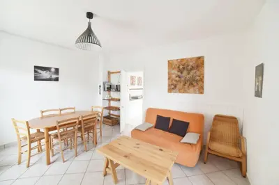 Coin salon dans l'établissement Charmante maisonnette avec terrasse