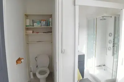 Salle de bains dans l'établissement Charmante maisonnette avec terrasse