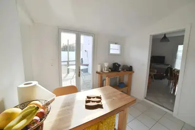 Cuisine ou kitchenette dans l'établissement Charmante maisonnette avec terrasse