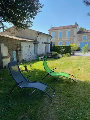Jardin de l'établissement le Domaine du Petit Bois, Gîte le Marronnier